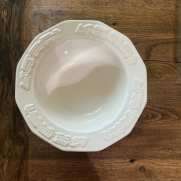 Pfaltzgraff Heritage White Collection sculpted serving bowl - Picture 1 of 3